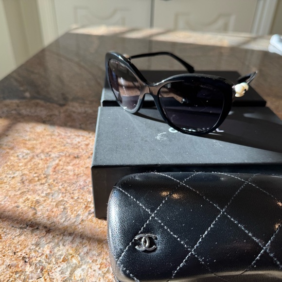 Chic Black Sunglasses - Picture 1 of 5